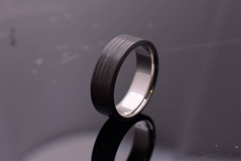 Handgemachter Titanring Mit Antikem Finish, Ehering Aus Titan, Schwarzer Für Sie Oder Ihn Handgemachter Titanring Mit Antikem Finish, Ehering Aus Titan, Schwarzer Für Sie Oder Ihn von byKeller