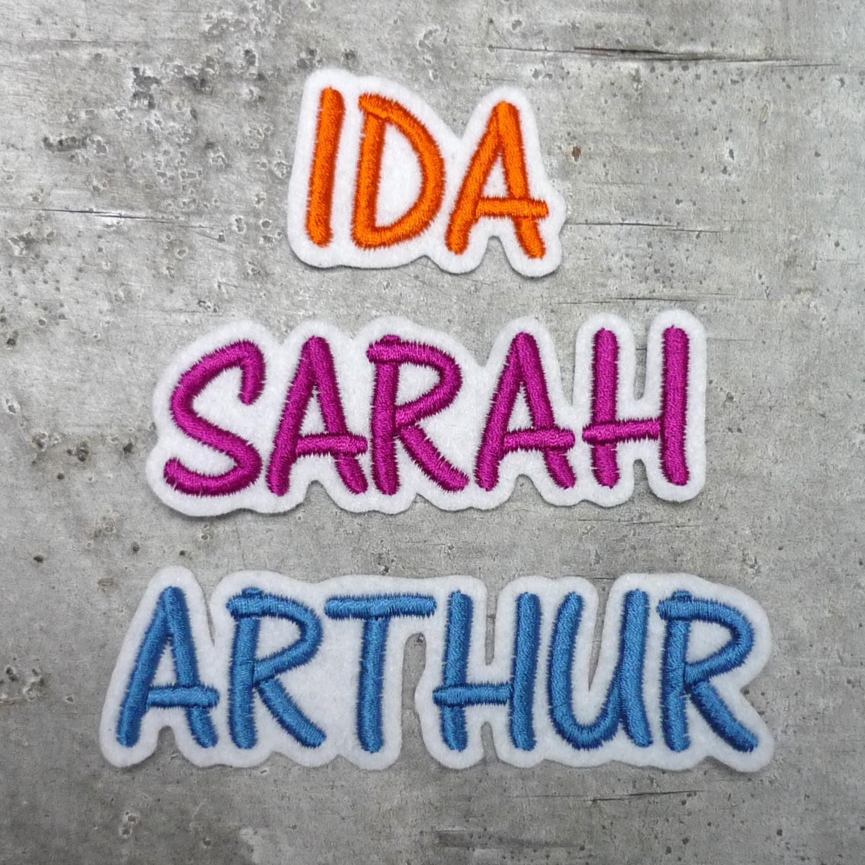 Kleine Namensapplikation | Schrift 2G Aufnäher/Applikation Auf Weißem Filz Wunschname Farbauswahl Einschulung Schultüte von byKikkine