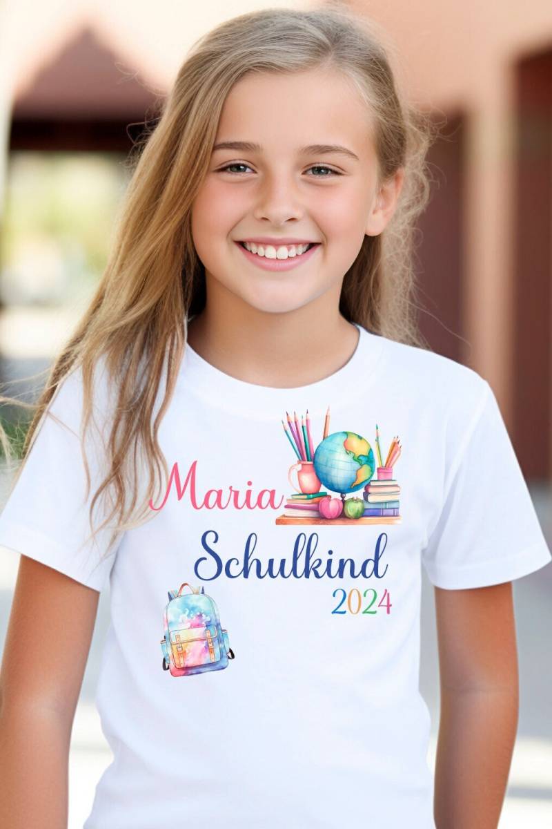 T-Shirt Schulkind 2024 Stifte Rucksack Mit Name Und Jahr Zur Einschulung Schulbeginn Geschenk T-Shirt Schulkind 2024 Stifte Rucksack Mit Name Und Jahr Zur Einschulung Schulbeginn Geschenk von byLottieLou