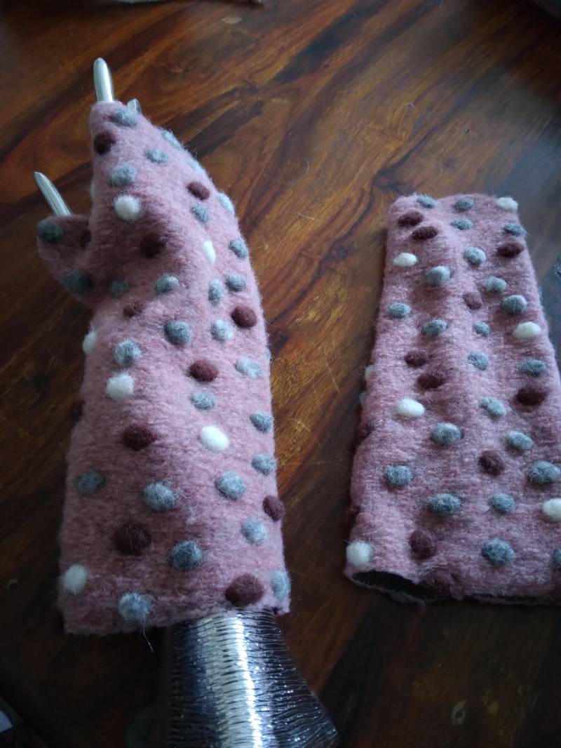 stulpen/Pulswärmer Wollwalk Mit Und Ohne Daumenloch, Altrosa Aufgesetzten Punkten stulpen/Pulswärmer Wollwalk Mit Und Ohne Daumenloch, Altrosa Aufgesetzten Punkten von byMarlina