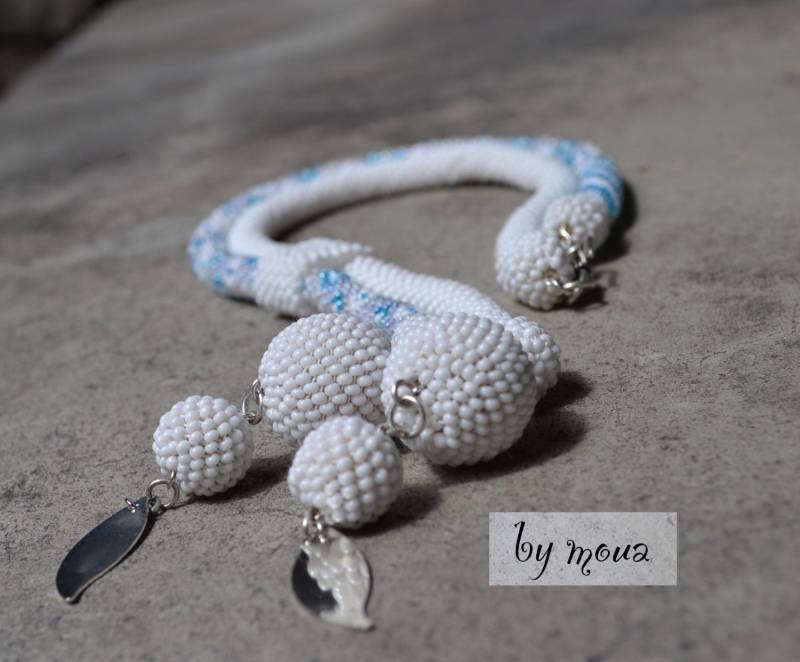 Spiralkette Aus Weißen Und Türkisfarbenen Häkelperlen von byMoua