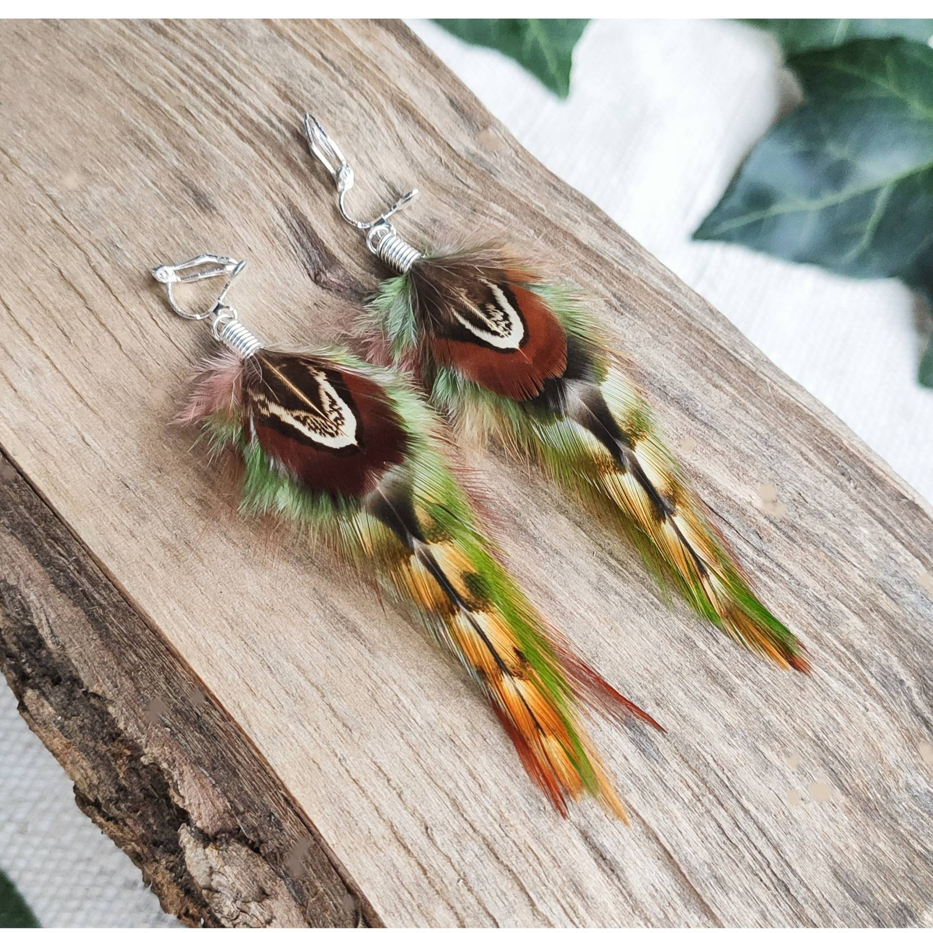 Echte Feder Ohrringe Kurze Rustikale Ohrhänger Funky Boho Schmuck Silber Gold Moosgrün Ohrclips Oder Creolen, Rot Braun Schrulliges Geschenk Für Sie von bySantana