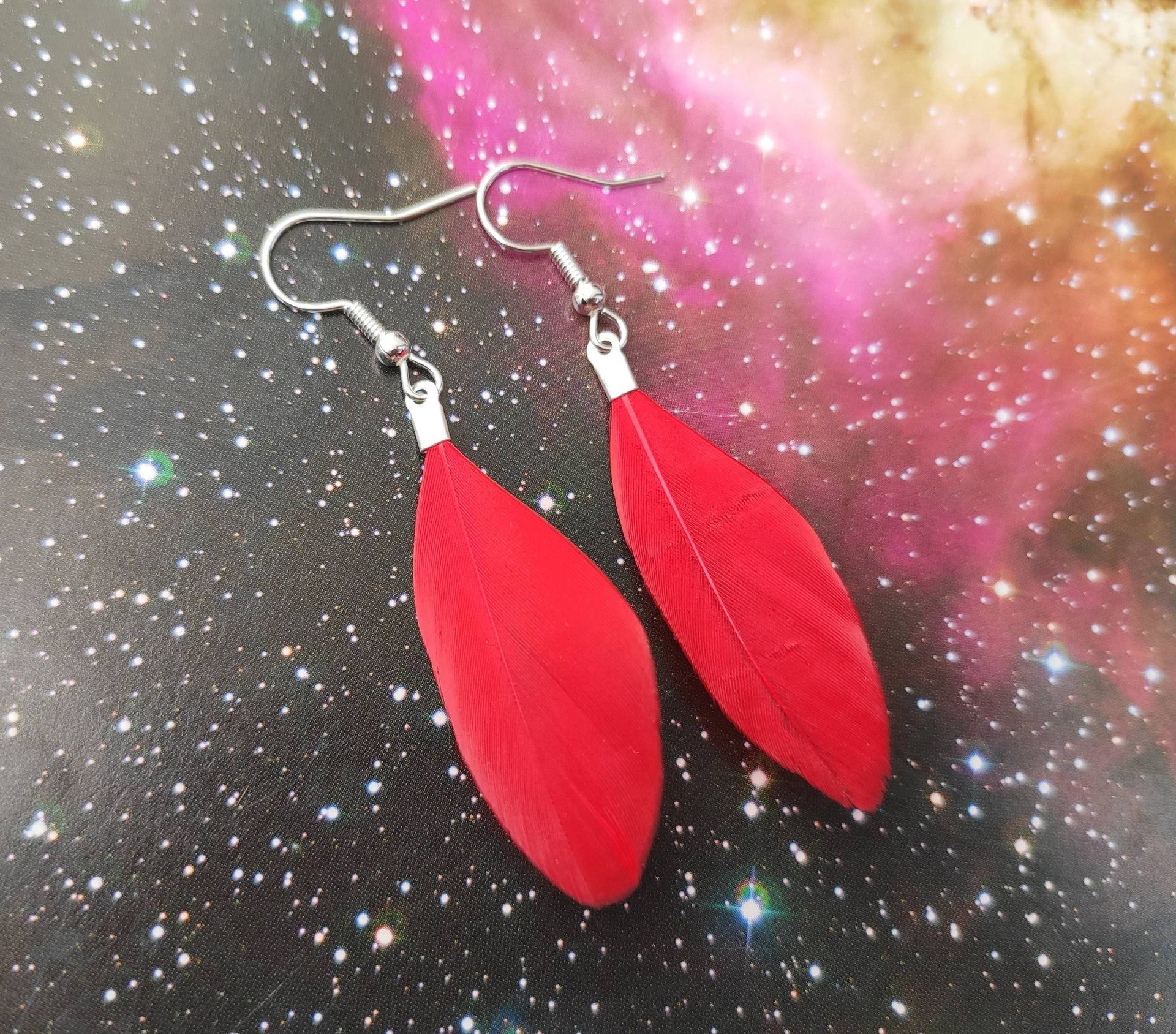 Echte Rote Feder Ohrringe Kleine Frauen Skurrile Baumeln Silber Funky Bunter Schmuck Kurze Boho Fee Creolen Oder Clip Ons von bySantana