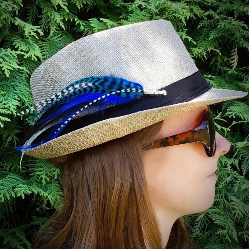 Hutfeder Zum Anstecken, Handgefertigte Federbrosche Für Hüte, Echter Feder Anstecker, Hutschmuck Accessoire, Blau Federn Mit Anstecknadel von bySantana