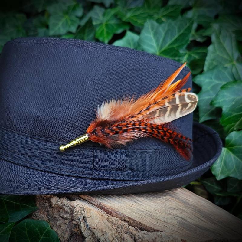 Hutfeder Zum Anstecken, Handgefertigte Federbrosche Für Hüte, Echter Feder Anstecker, Hutschmuck Accessoire, Boho Federn Mit Anstecknadel von bySantana