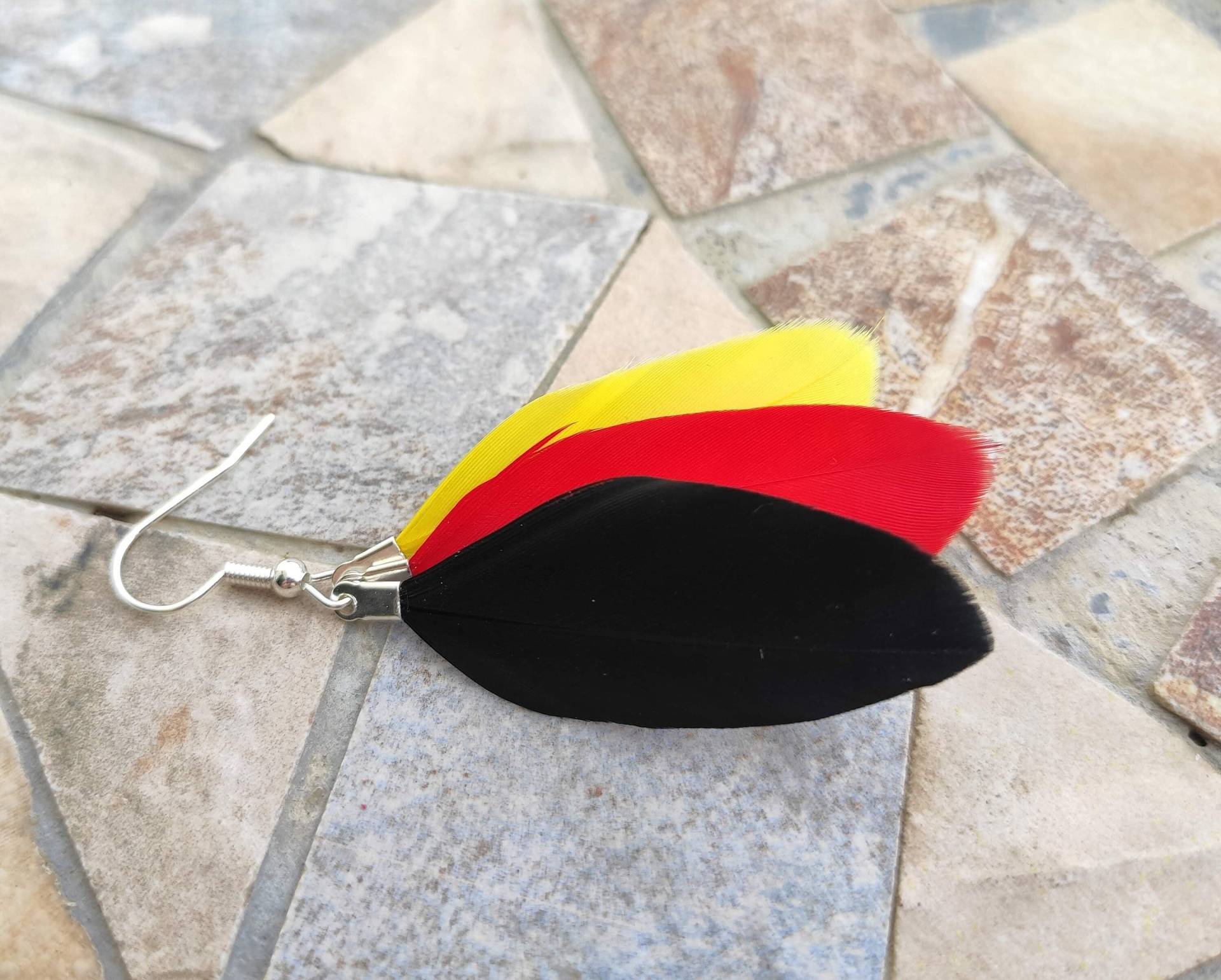 Kleine Echte Feder Ohrringe Schwarz Rot Gelb Deutschland Flagge Schmuck Frauen Baumeln Schrullige Silber Bunt Funky Creolen Oder Clip Ons von bySantana