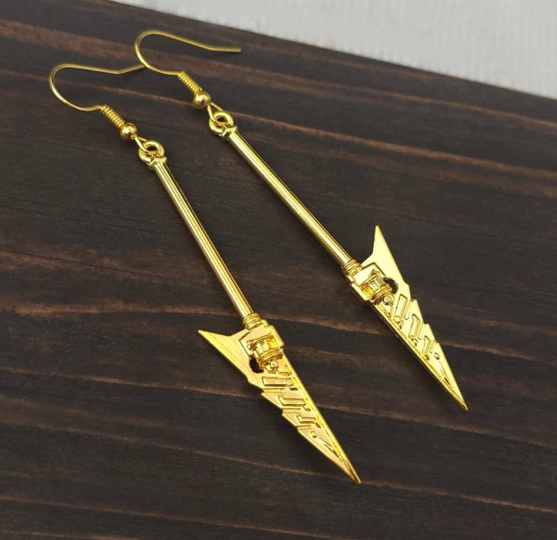 Lange Gold Morgenmantel Axt Ohrringe, Sci Fi Klinge Fantasy Waffe, Space Dolch Schwert Coole Frauen Oder Männer Baumeln Messer Ohrringe von bySantana