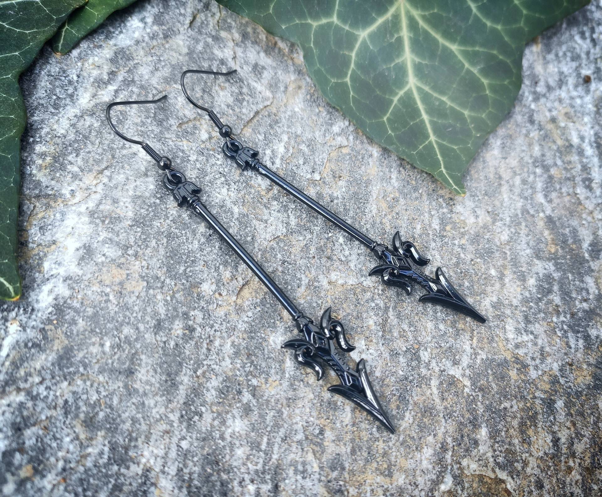 Lange Schwarze Schwert Ohrringe, Mittelalter Schmuck, Gothic Axt Dolch Für Frauen Oder Männer, Mittelalterliche Ohrringe von bySantana