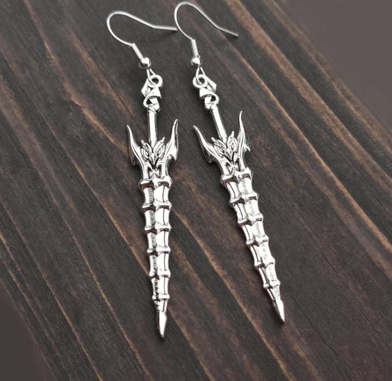 Lange Silber Schwert Ohrringe, Mittelalterliche Fantasy Waffen Schmuck, Gothic Dolch Witchy Frauen Oder Männer Baumeln Messer Geschenkidee Lange Silber Schwert Ohrringe, Mittelalterliche Fantasy Waffen Schmuck, Gothic Dolch Witchy Frauen Oder Männer Baumeln Messer Geschenkidee von bySantana