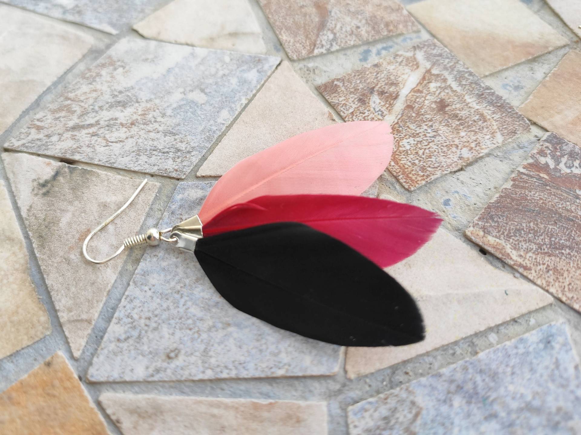 Paar Kleine Echte Feder Ohrringe Schwarz Rot Pfirsich Boho Schmuck Damen Silber Baumeln Clip Oder Creolen Funky Schrullige Geschenk Für Sie von bySantana