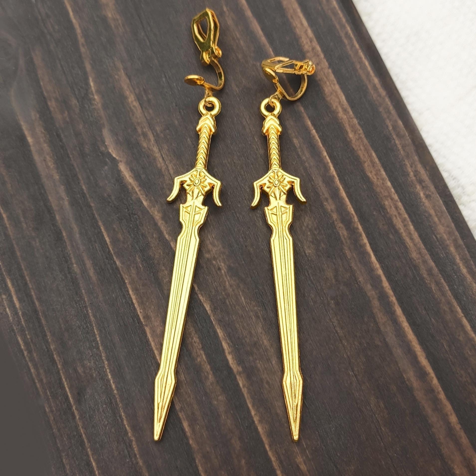 Schwert-Ohrringe Gold Mittelalter Ritter Fantasy Schmuck Schwert-Ohrringe Gold Mittelalter Ritter Fantasy Schmuck von bySantana