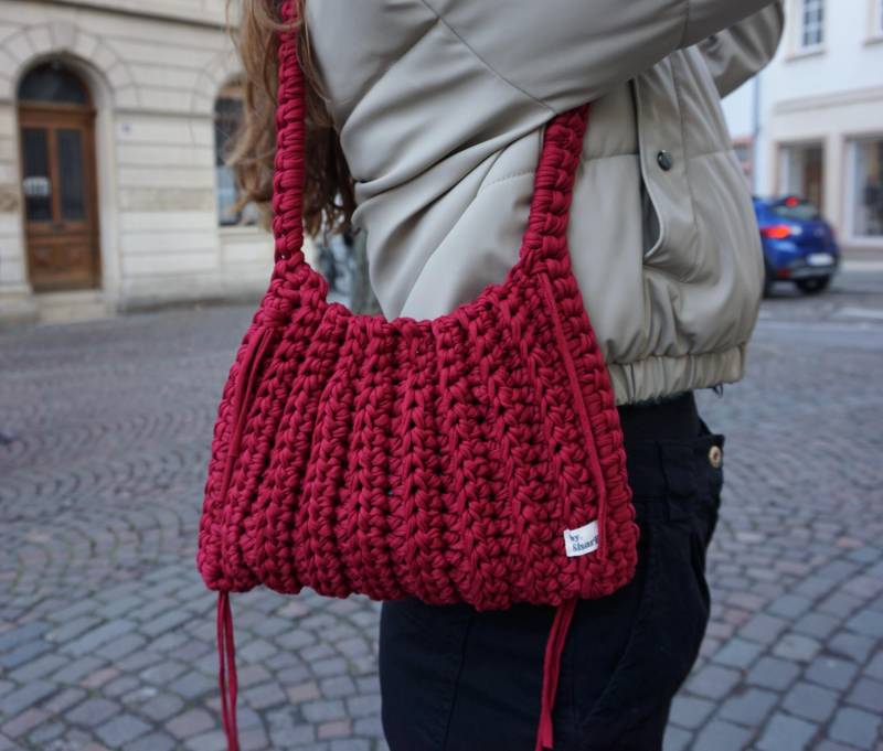 Gehäkelte Handtasche Aus 100% Recyceltem T-Shirt Garn Weinrot Bordeaux von bySharii