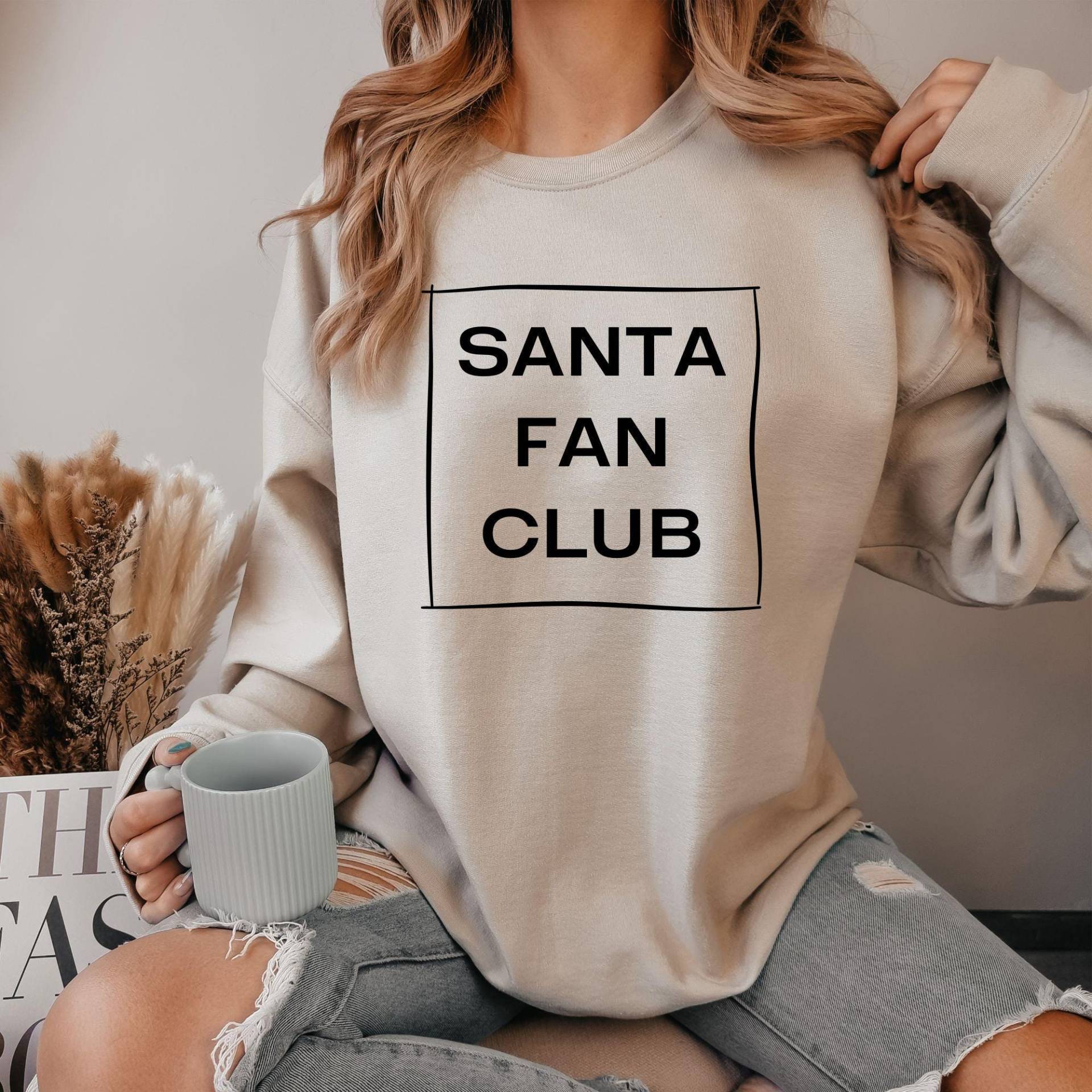 Santa Fan Club, Sweatshirt Weihnachten, Cozy Sweater, Weihnachtspullover Damen, Weihnachtsgeschenk Frauen, Holiday, Weihnachtsoutfit von bySwantje
