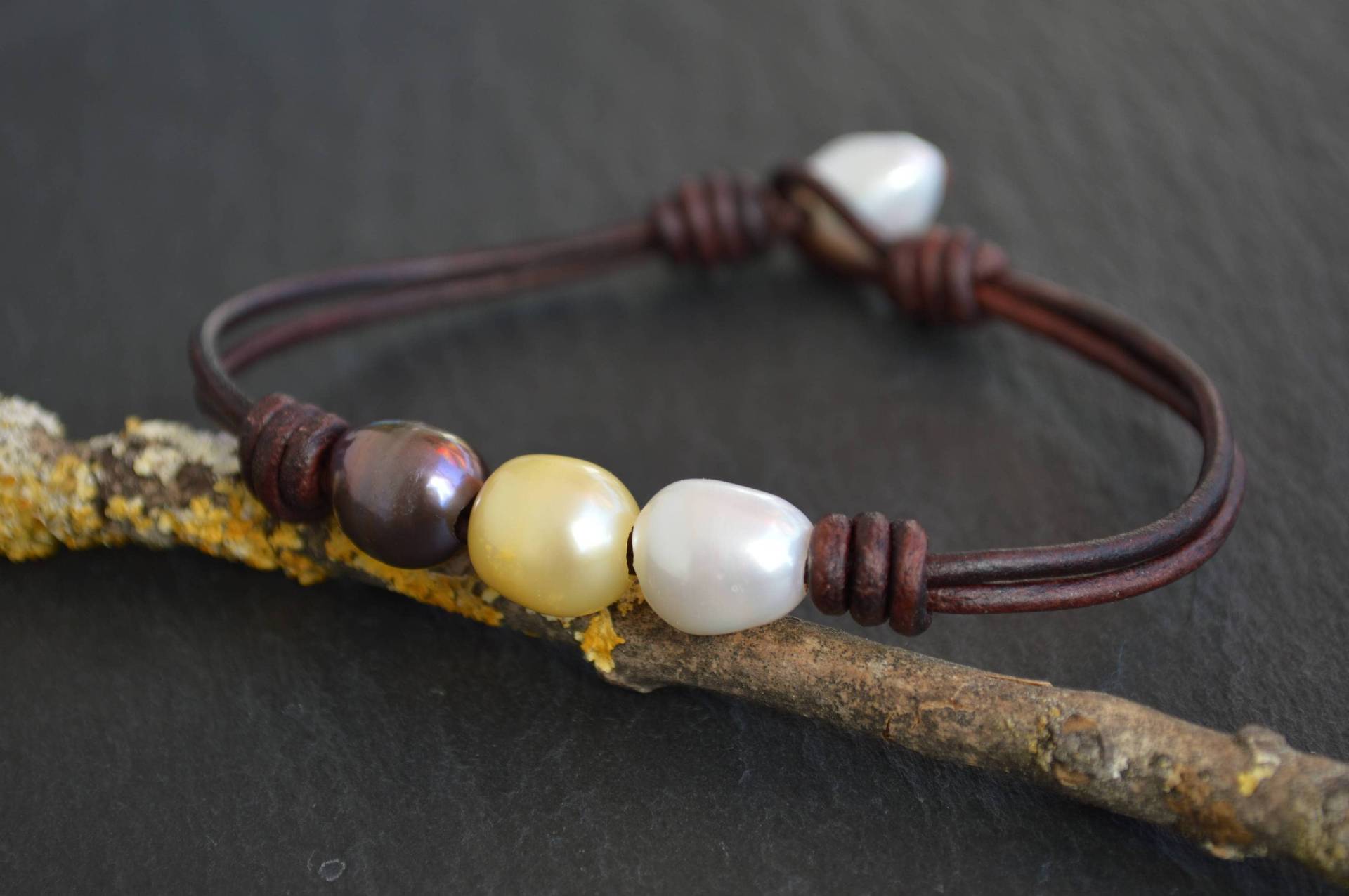 Barock Perlen Armband Schokobraunes Leder Boho Schmuck Barock Perlen Armband Schokobraunes Leder Boho Schmuck von byTeDi