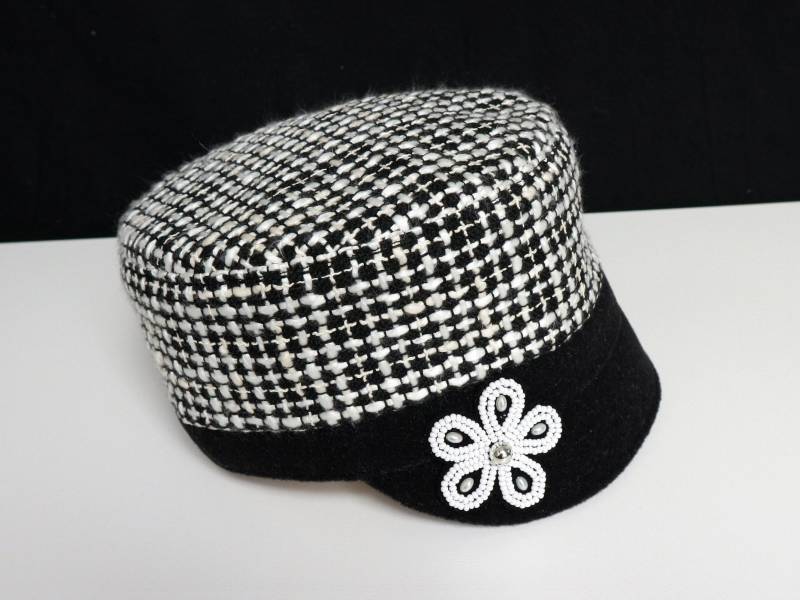 Boucle-Mütze Perlenstickerei Gr. M von byTianaS