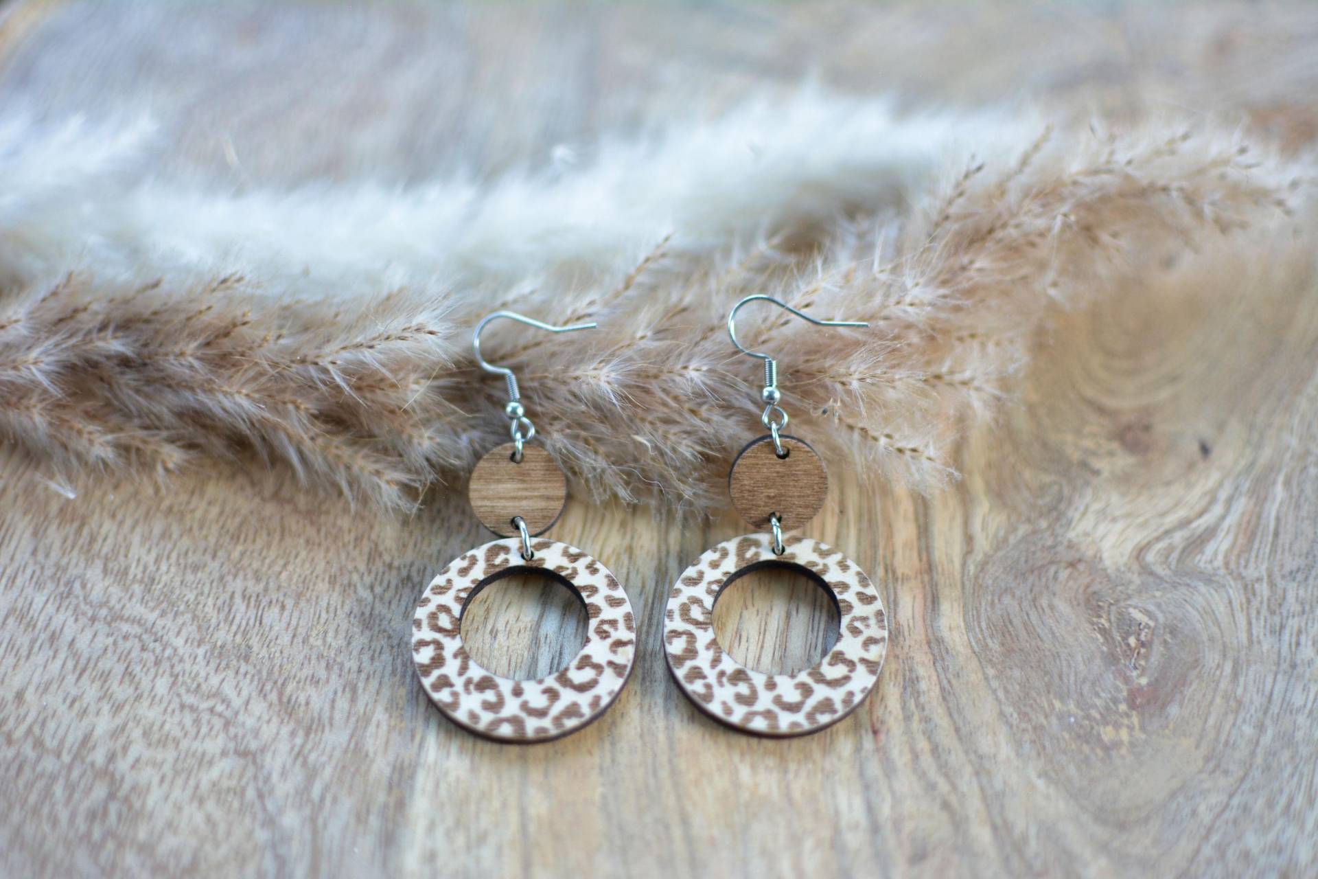 Ohrringe, Klein, Holz, Leo, Hängend, Leicht, Holzschmuck, Ohrhänger, Artikelnummer 0-10001 von byTinka