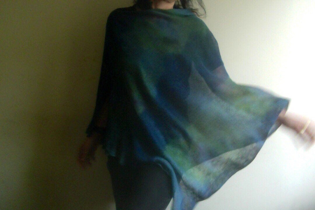 Blaue Leinen Vegan Poncho, Lose Über, Linen Umhang, Kimono-Top, Schal, Oversize-Top, Handgefärbt Stricken Blau & Grün Oase Von Tati von bybyTati