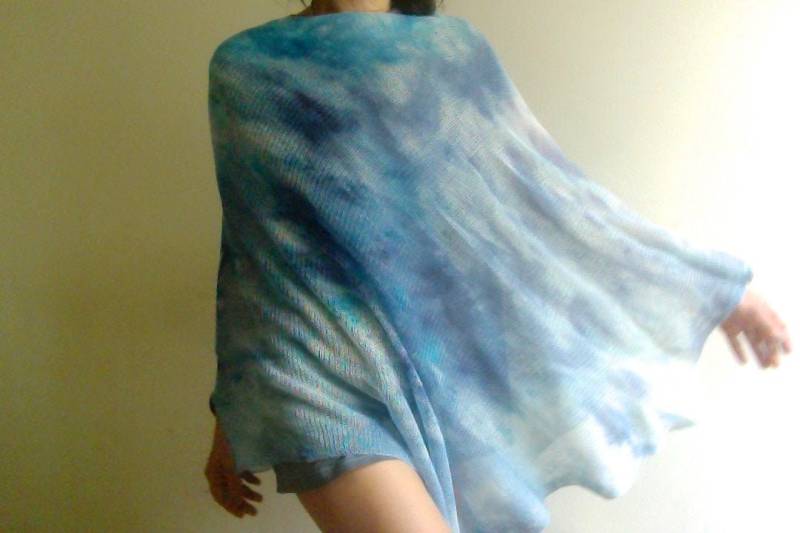 Handgefärbter Leinen Poncho Blaue Vegan Cover-Up von bybyTati