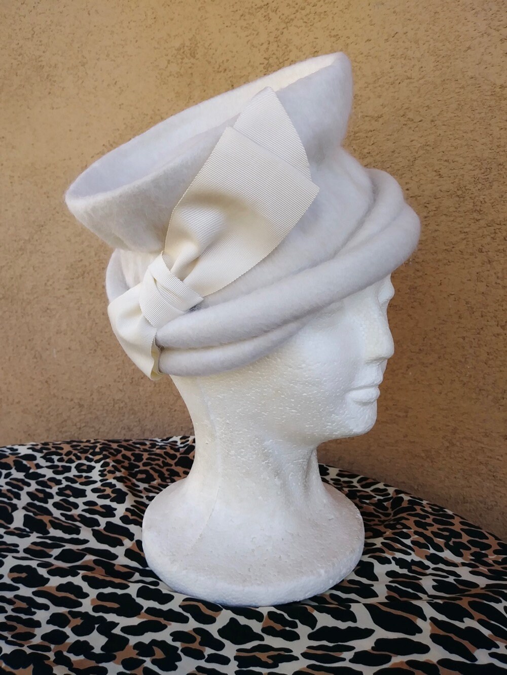 Vintage 1950S Skulpturale Wollmütze Aus Wollweiß Vintage 1950S Skulpturale Wollmütze Aus Wollweiß von bycinbyhand