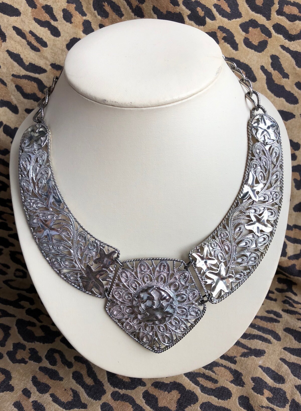 Vintage 1980S 1990S Silber Avon Blätterfall Halskette Barrera Os Bis 50cm Vintage 1980S 1990S Silber Avon Blätterfall Halskette Barrera Os Bis 50cm von bycinbyhand