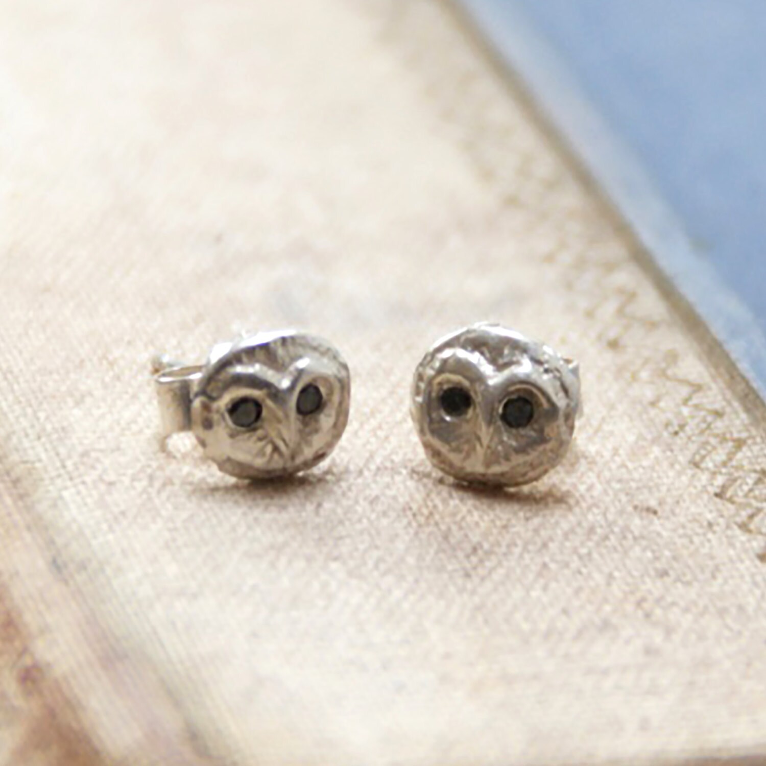 Barn Owl Ohrringe Mit Schwarzen Diamanten Barn Owl Ohrringe Mit Schwarzen Diamanten von byemilyjewellery