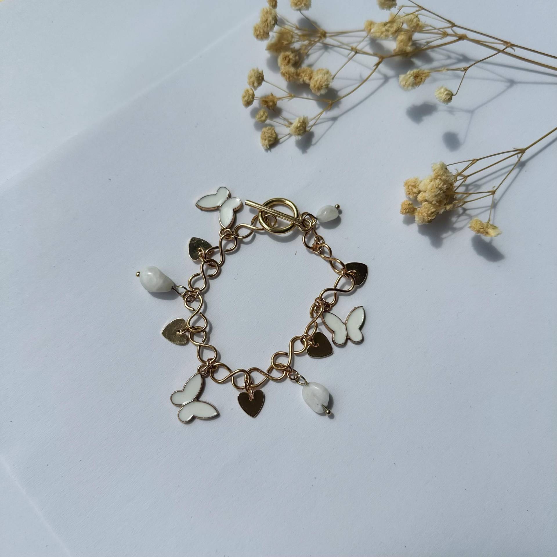 Goldfarbenes Bettelarmband Mit Schmetterlingen, Herzen & Mondstein - Charm-Armband Knebelverschluss Zarter Boho Schmuck Goldfarbenes Bettelarmband Mit Schmetterlingen, Herzen & Mondstein - Charm-Armband Knebelverschluss Zarter Boho Schmuck von byfinchen