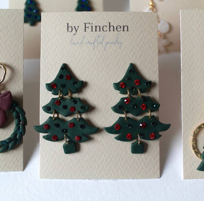 Weihnachtsohrringe Aus Polymer Clay | Tannenbaum Ohrringe Mit Strasssteinen von byfinchen