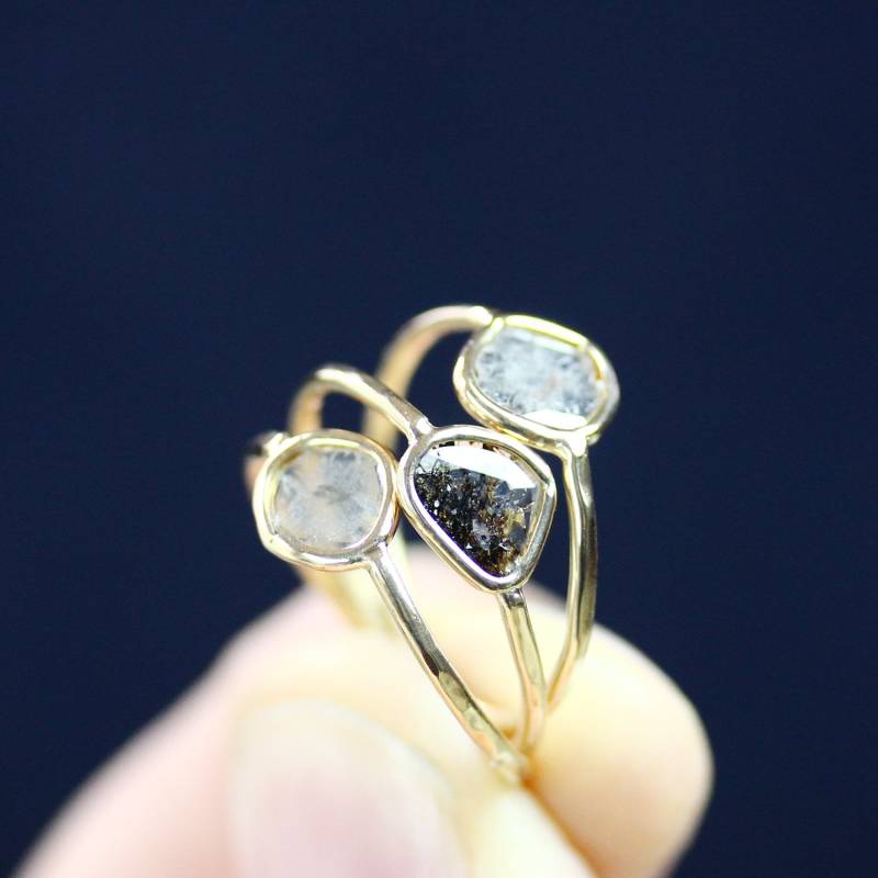 Diamantscheibe 18K Goldring Stapelring, Ethisch Abgebauter Diamant, Massivgold, Zarter Ring, Alternative Braut, Boho Ring Diamantscheibe 18K Goldring Stapelring, Ethisch Abgebauter Diamant, Massivgold, Zarter Ring, Alternative Braut, Boho Ring von byjodi