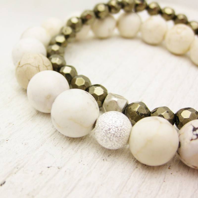 Pyrit & Weiß Türkis | Magnesit Bead Armband Set/Fools Gold Rustikal Natürliches Waldland Golden Stapeln Natur Natürlich Pyrit & Weiß Türkis | Magnesit Bead Armband Set/Fools Gold Rustikal Natürliches Waldland Golden Stapeln Natur Natürlich von byjodi