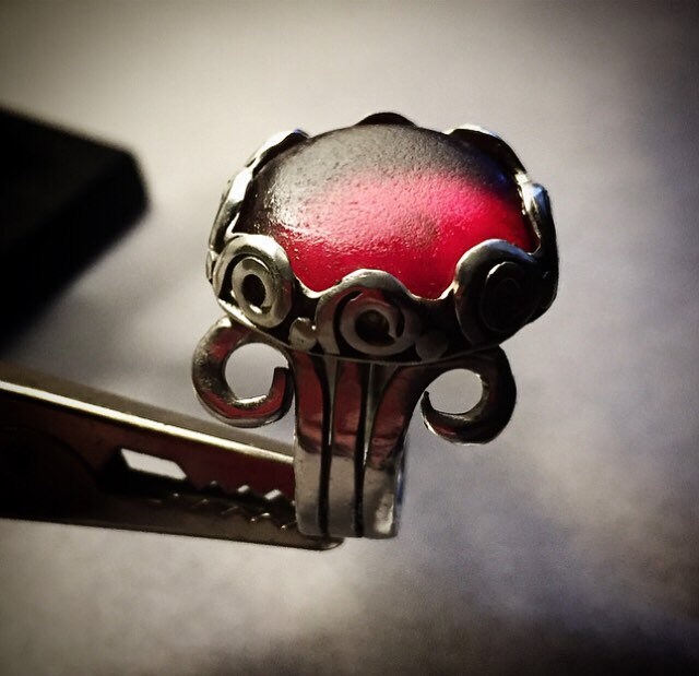 Handgefertigter Ring Aus Rotem Glas Und Sterlingsilber von bykitzy