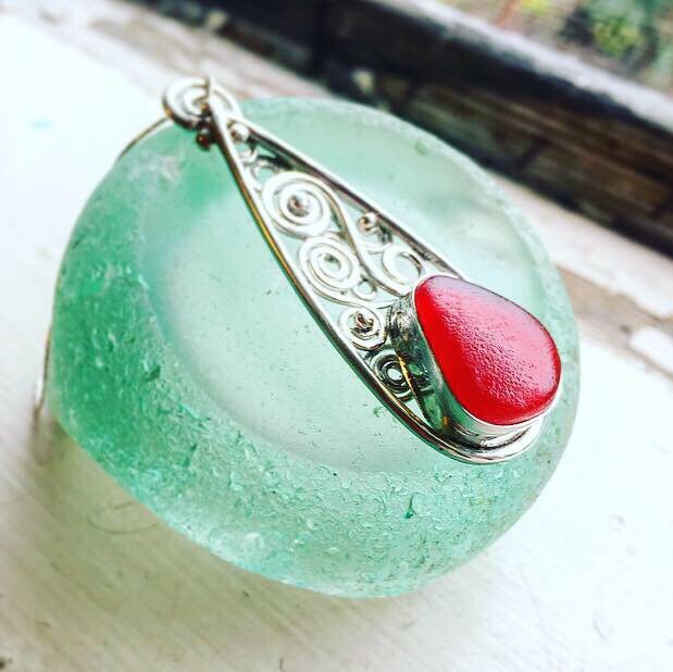 Maßgefertigte Halskette Aus Rotem Glas Und Sterling Silber Anhänger. Erhältlich in Echtem Seeglas Anderen Farben Maßgefertigte Halskette Aus Rotem Glas Und Sterling Silber Anhänger. Erhältlich in Echtem Seeglas Anderen Farben von bykitzy
