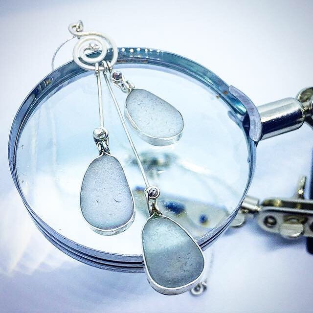 Maßgeschneiderte "Dreieck' | Wortspiel Seeglas Und Sterling Silber Anhänger Halskette Maßgeschneiderte "Dreieck' | Wortspiel Seeglas Und Sterling Silber Anhänger Halskette von bykitzy