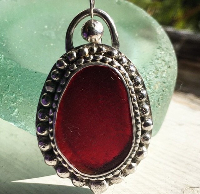 Maßgeschneiderte Halskette Aus Rotem Glas Und Sterling Silber Maßgeschneiderte Halskette Aus Rotem Glas Und Sterling Silber von bykitzy