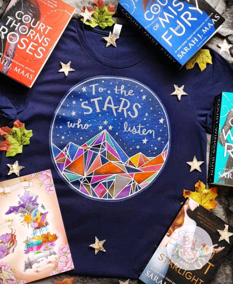 Acotar Court Of Mist & Fury Feyre Rhysand Sarah J Maas Buch Zitat "To The Stars Who Listen' Baumwoll Unisex T-Shirt von bykystudios