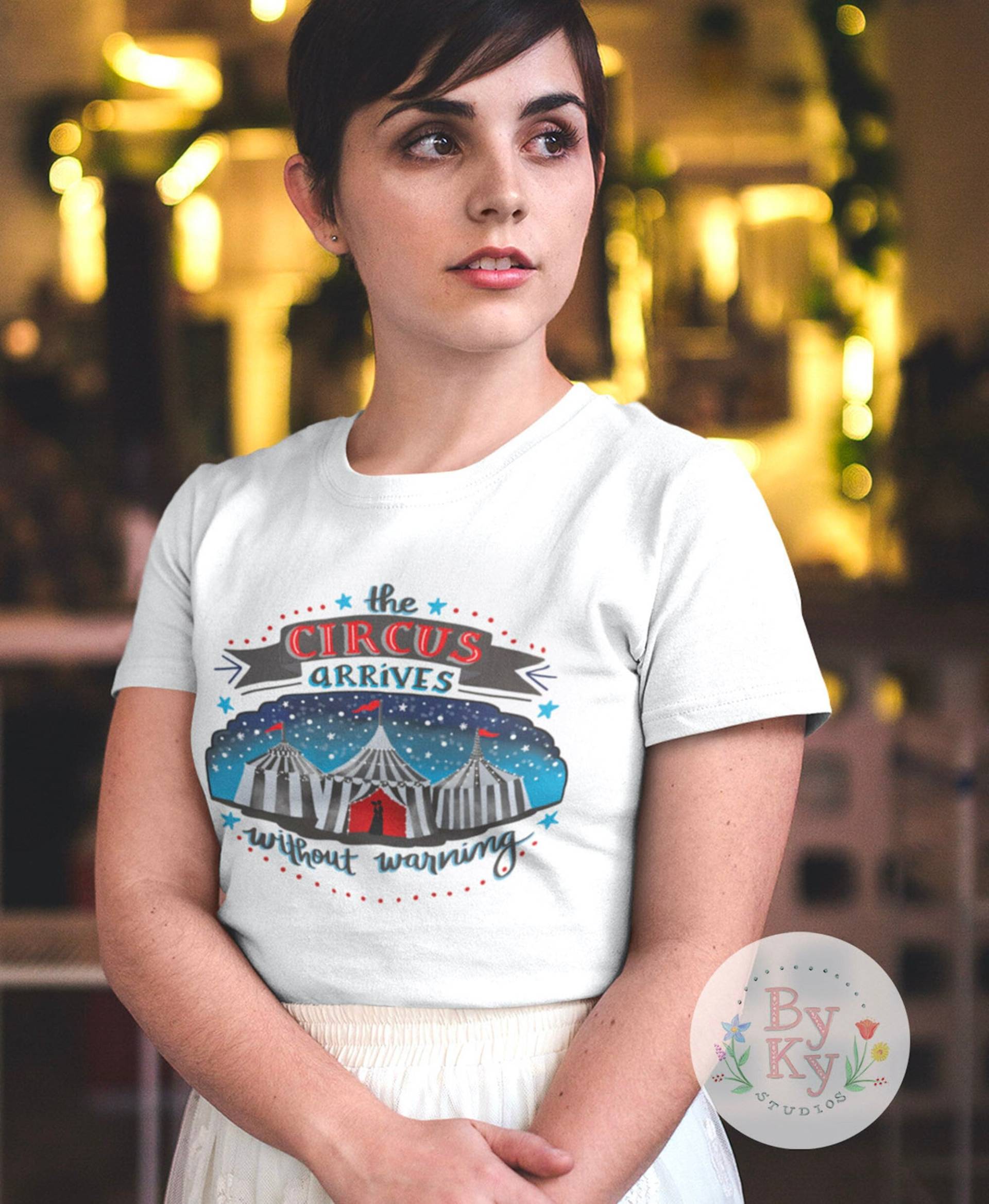 The Night Circus Book Lover Reader Inspiriert Fangirl Unisex T-Shirt The Night Circus Book Lover Reader Inspiriert Fangirl Unisex T-Shirt von bykystudios