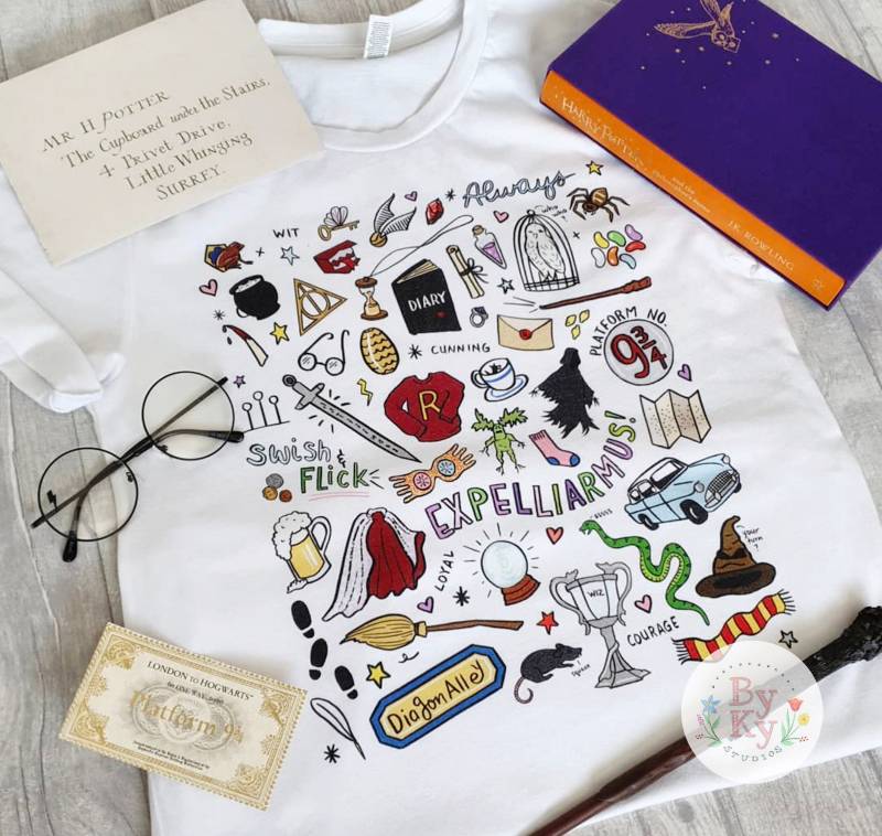 Zauberhafte Welt Doodle Unisex T-Shirt Zauberhafte Welt Doodle Unisex T-Shirt von bykystudios