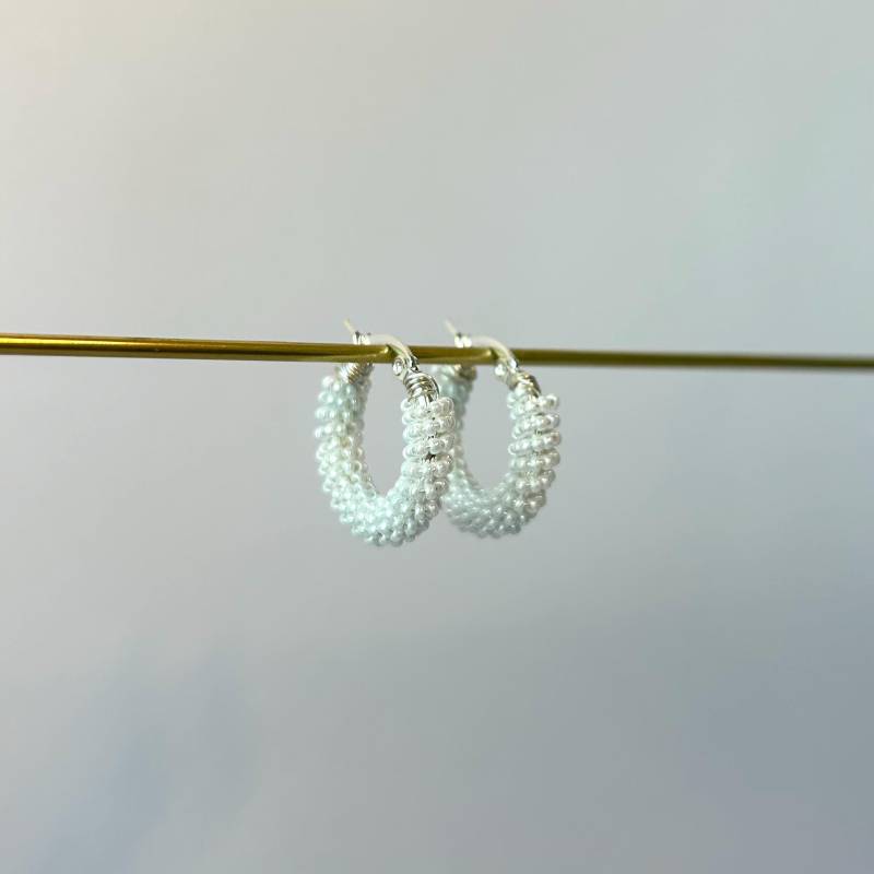 Perlenohrringe, Weiß, Silberfarben von byleojewelry