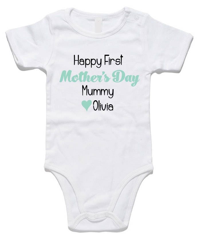 Happy 1st Mother Es Day Romper, Hochwertiges Material & Vinyl-Druck. Slogans Auch Verfügbar. Erstellen Sie Mit Uns Ihren Eigenen Rummtfahrer von bylouisegifts