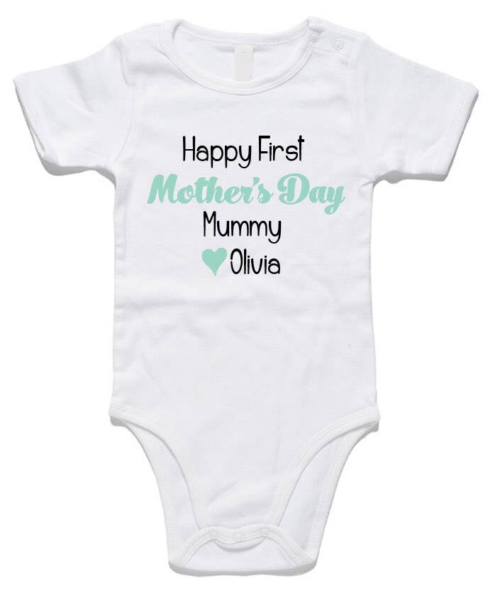 Happy 1st Mother Es Day Romper, Hochwertiges Material & Vinyl-Druck. Slogans Auch Verfügbar. Erstellen Sie Mit Uns Ihren Eigenen Rummtfahrer von bylouisegifts