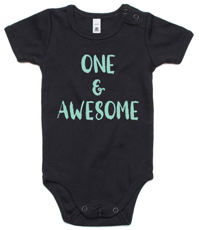 One & Awesome Strampler. Perfekter Strampler Für Babys Ersten Geburtstag. Ideal Fotos Und Zu Tragen An Ihrem Besonderen Tag. Erster Geburtstag Body von bylouisegifts