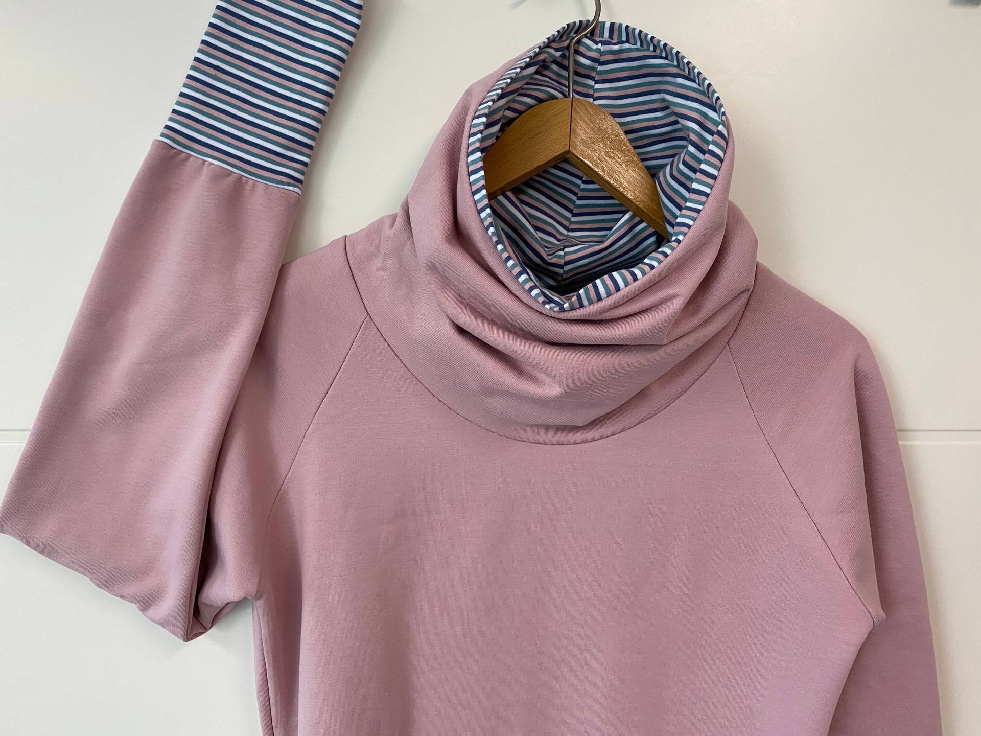 Kragen-Pulli, Hellrosa Mit Ringeln von bymeLieblingsstuecke