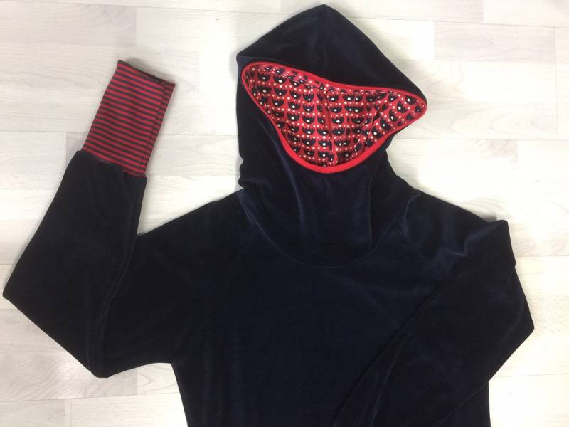 Nicky Hoodie, Kapuzenpulli Damen, Dunkelblauer Pulli Mit Roten Details von bymeLieblingsstuecke