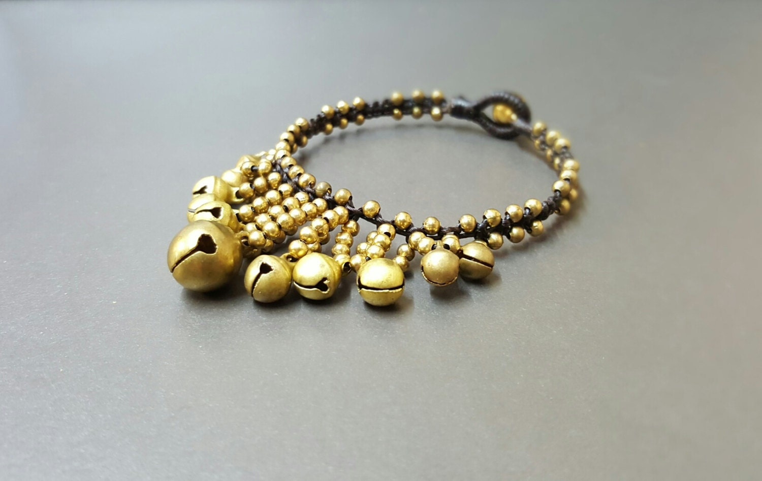 Hilltribe Jingling Gold Messing Frauen Schmuck Armband Fußkette, Perlenarmband, Glöckchen Armband, Wickelarmband von bymemade