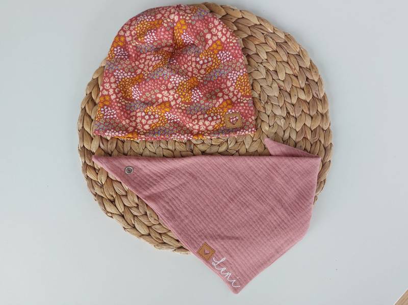 Beanie Mütze Halstuch Dreieckstuch Musselin Namen Personalisiert Leoprint Rose Rosa Set Baby Geburt Geschenk von bymini20