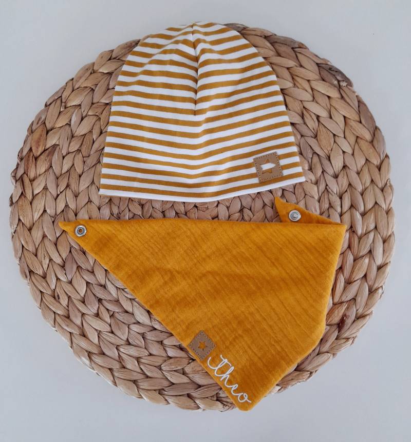 Beanie Mütze Halstuch Dreieckstuch Musselin Namen Personalisiert Ocker Gelb Senf Set Baby Geburt Geschenk von bymini20
