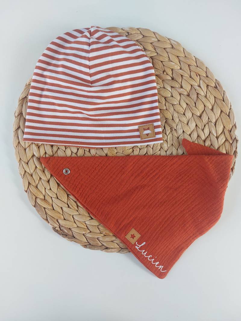 Beanie Mütze Halstuch Dreieckstuch Musselin Namen Personalisiert Set Baby Geburt Geschenk Sommer von bymini20