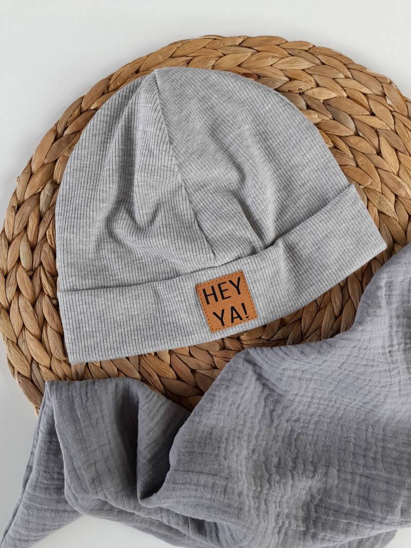 Hipster Beanie Mütze Mit Label/Patch Baby Und Kinder Hej Hey Mini Me Herbst Winter Hellgrau von bymini20