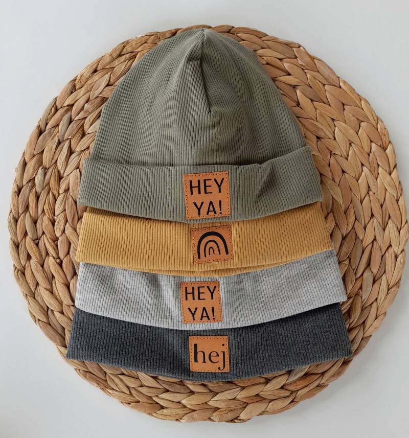 Hipster Beanie Mütze Mit Label/Patch Baby Und Kinder Hej Hey Mini Me Herbst Winter Oliv Grün von bymini20