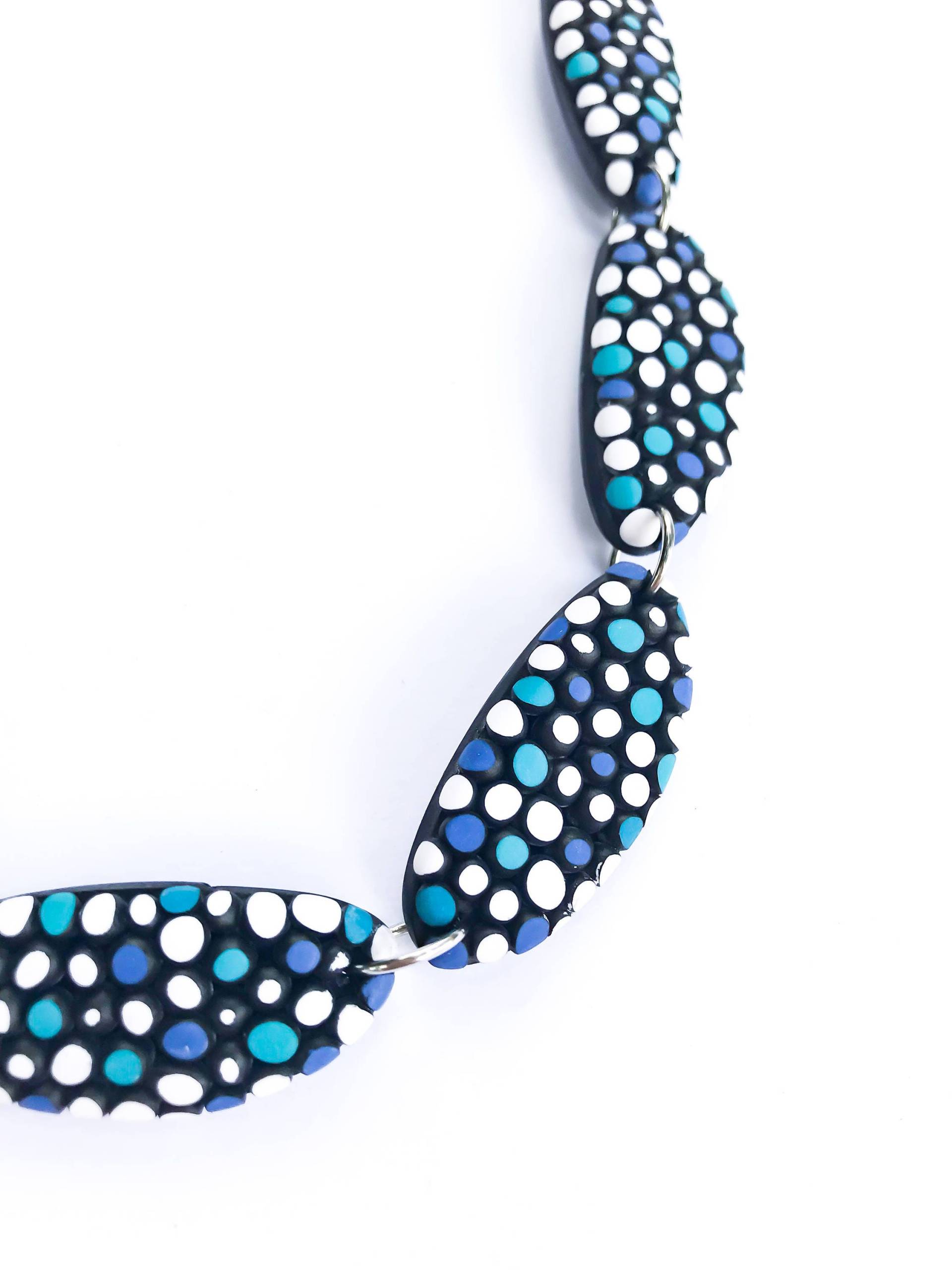 Bunte Statement Polymer Clay Punkte Halskette Blau Bunte Statement Polymer Clay Punkte Halskette Blau von bypetraAU