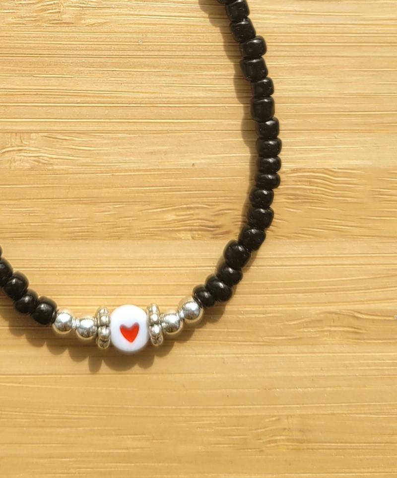 Armband Armkettchen Aus Schwarzen Perlen Und Mit Einem Roten Herz. Länge Ca. 18 cm + 5 Verlängerung von byschmidtchen